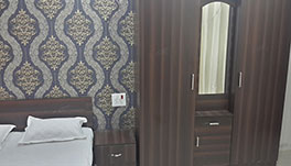 Hotel Holiday Era Lodging - Aurangabad - dressing-and-side-table